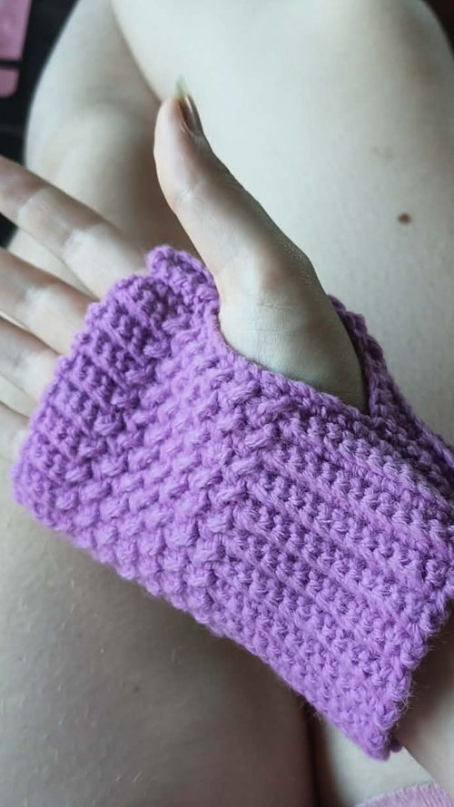 Fingerless gloves 🧤💜